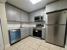 711 N Pine Island Rd in Plantation, FL - Building Photo