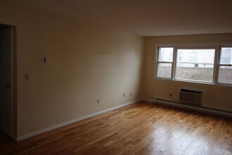 73 E Broadway, Unit K in Derry, NH - Building Photo - Building Photo