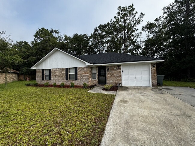 property at 1502 Woodcrest Cir