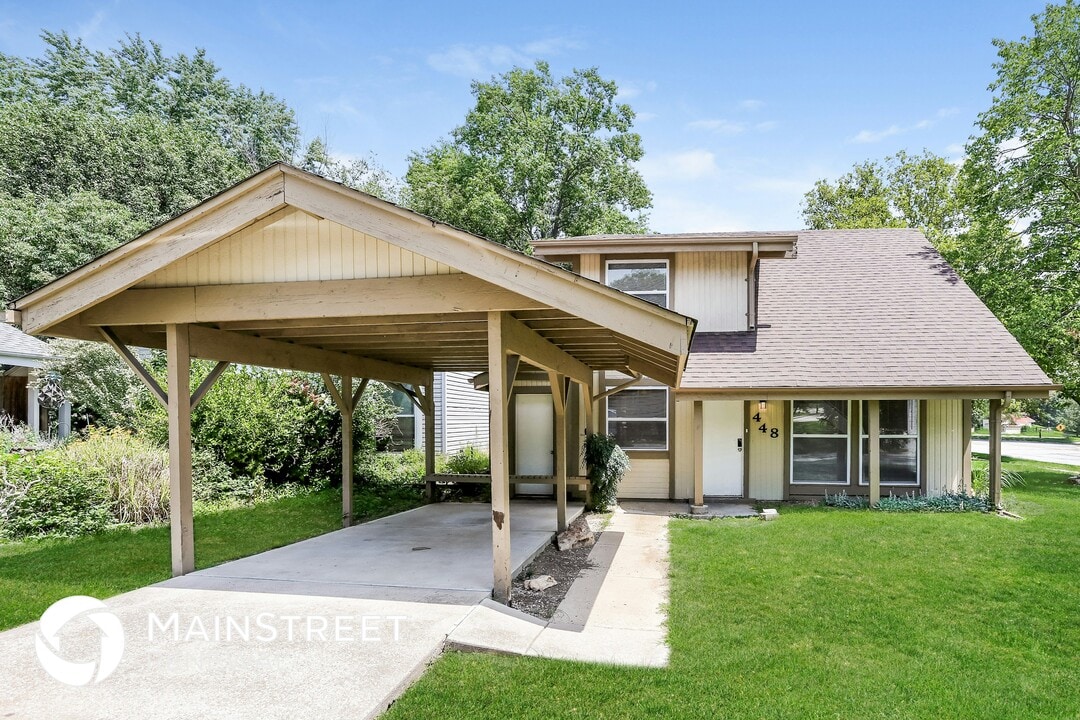 448 Far Hill Dr in Ballwin, MO - Foto de edificio