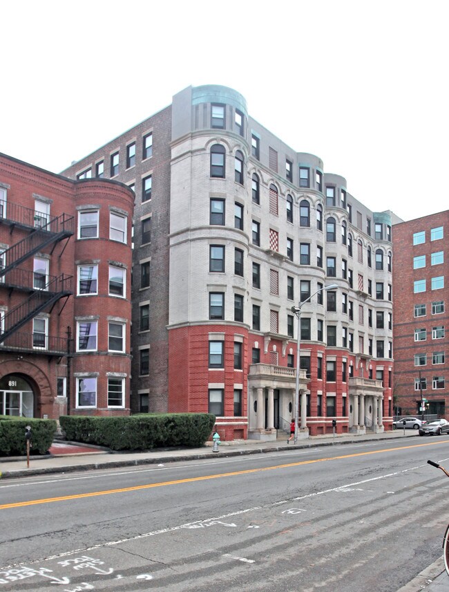 881 Massachusetts Ave in Cambridge, MA - Foto de edificio - Building Photo