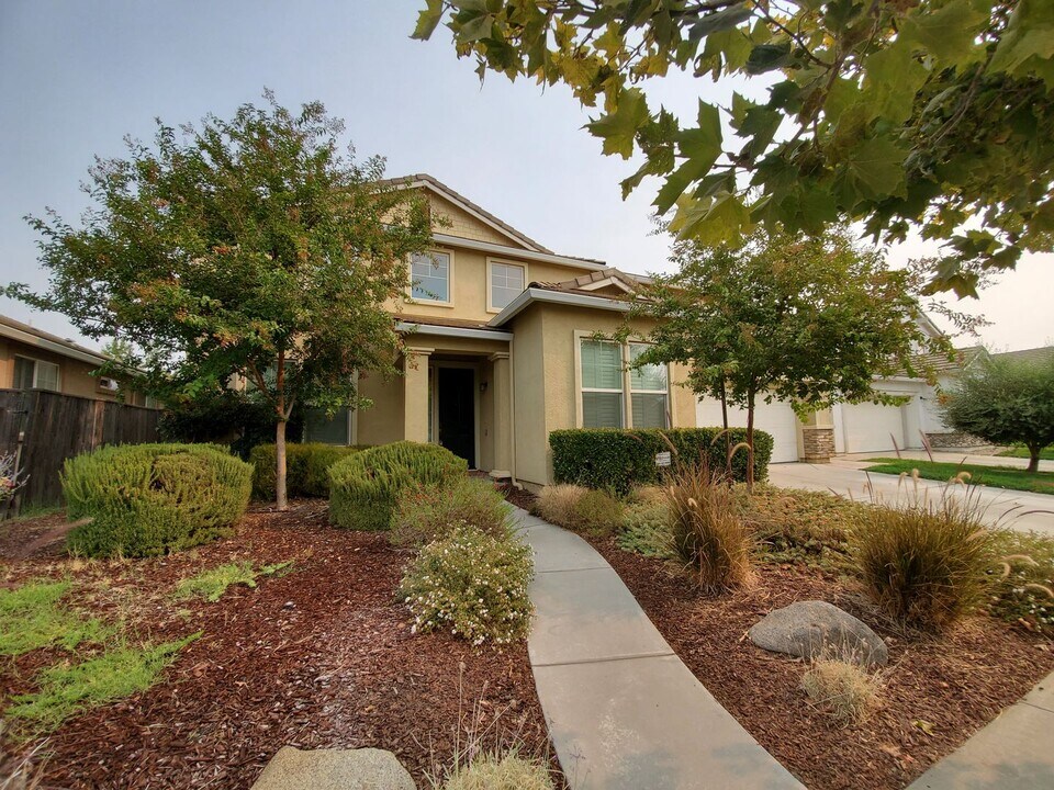 359 Hearst Dr in Merced, CA - Building Photo