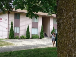 Chico Way Apartments in Bremerton, WA - Building Photo - Building Photo
