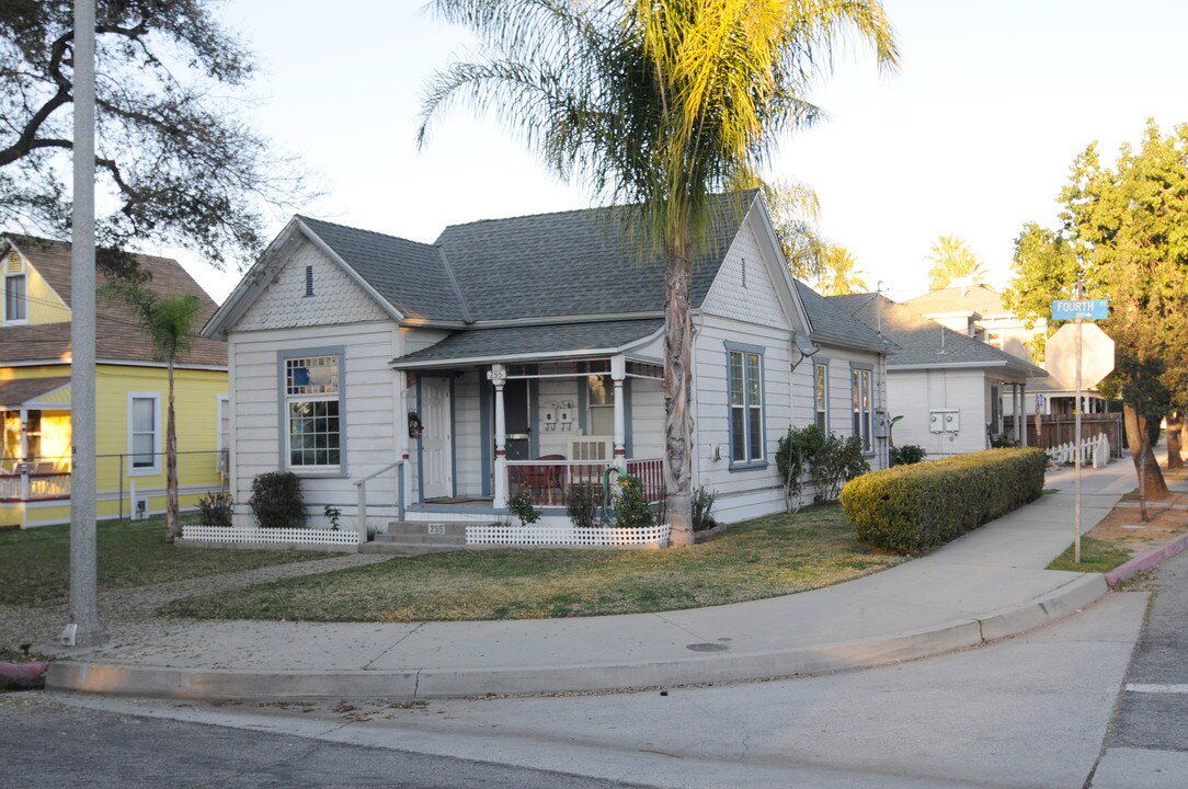 255 S 4th St in Redlands, CA - Foto de edificio