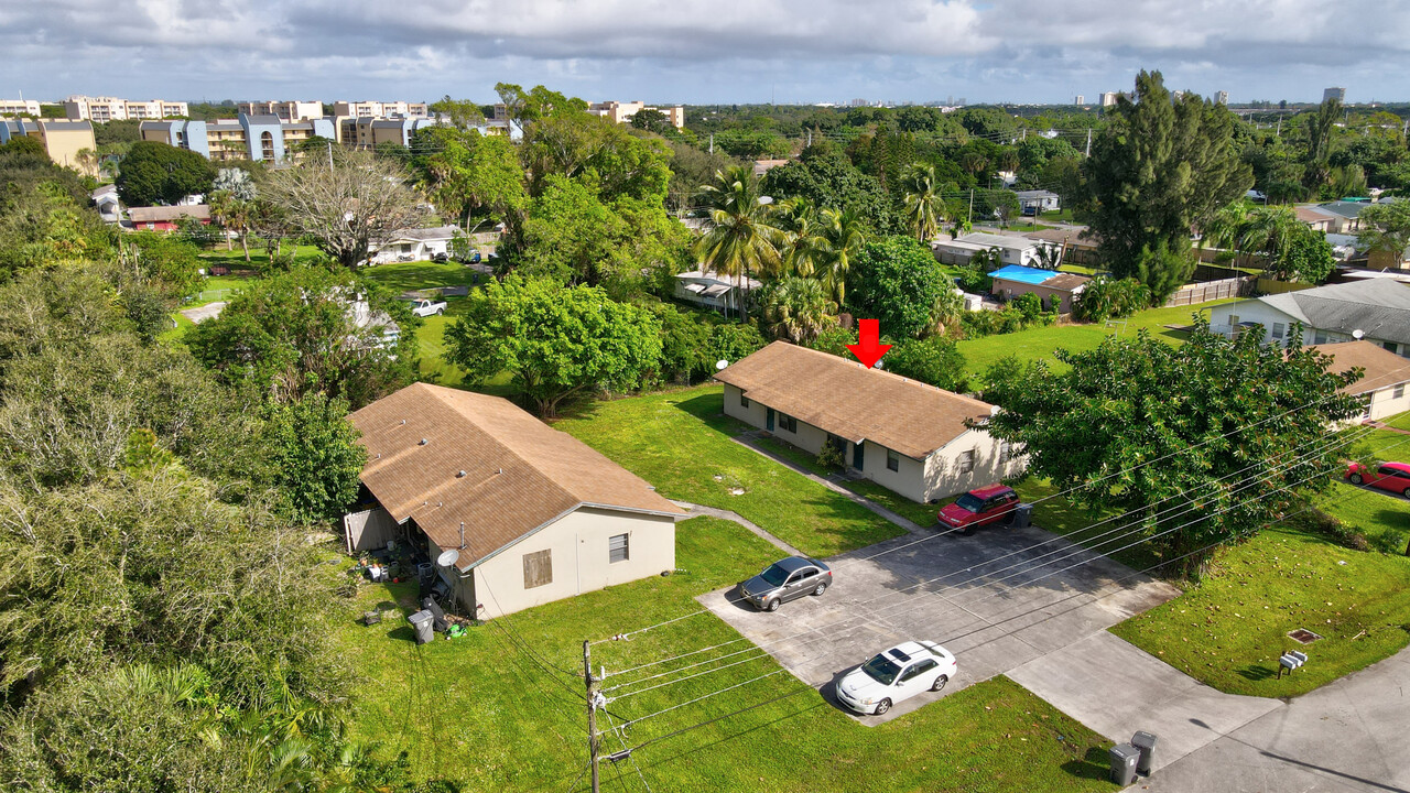 4895 Badger Ave in West Palm Beach, FL - Building Photo