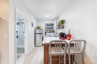 901 NE 40th St, Unit 2 in Oakland Park, FL - Foto de edificio - Building Photo