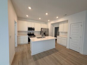 7657 Marin Pkwy in Cumberland, IN - Foto de edificio - Building Photo