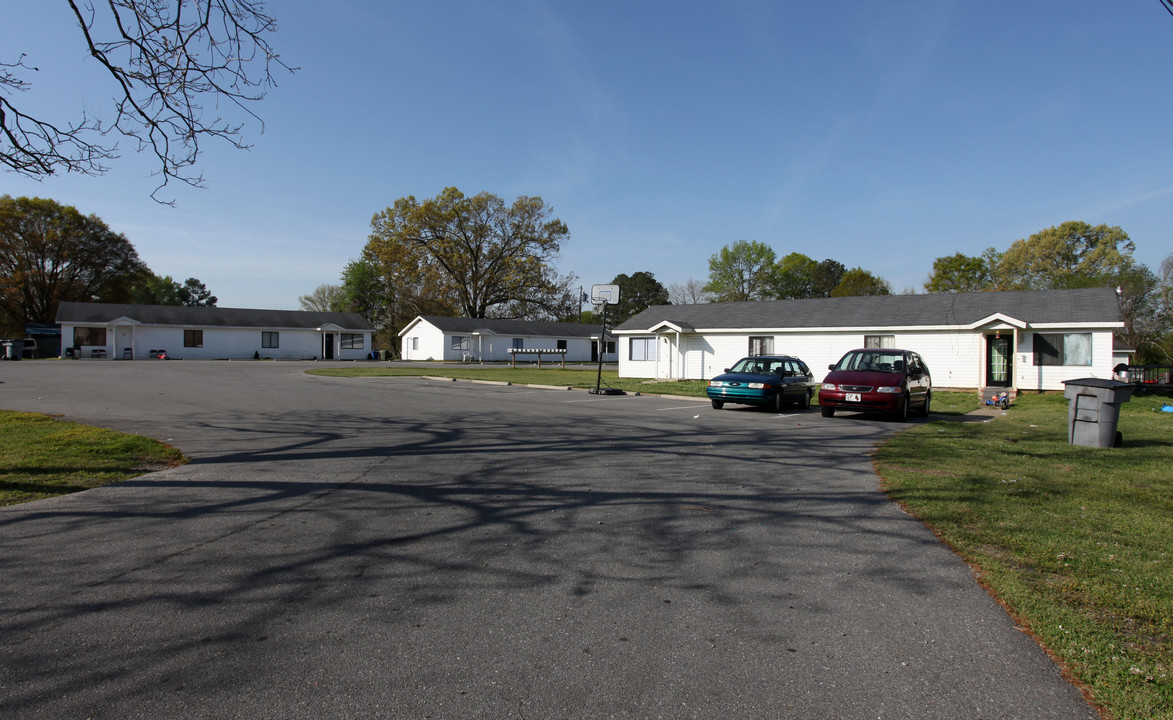 515 River Rd in Selma, NC - Foto de edificio