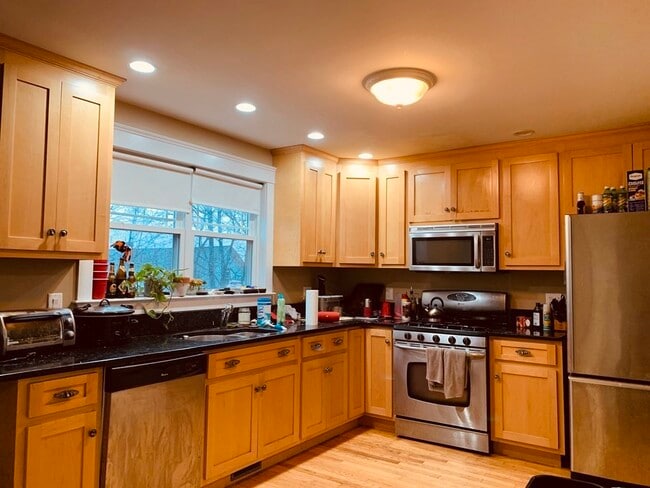 27 Iroquois St in Boston, MA - Building Photo - Building Photo