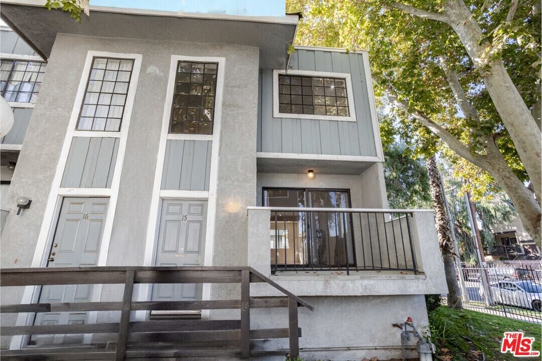 9140 Burnet Ave in Los Angeles, CA - Building Photo