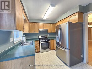 60 Pressed Brick Dr in Brampton, ON - Building Photo - Building Photo