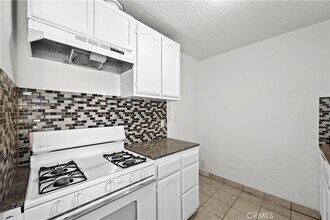 18620 Hatteras St in Los Angeles, CA - Building Photo - Building Photo