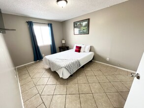 429 Longtree Ave in Henderson, NV - Building Photo - Building Photo