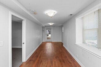 1525 W Barry Ave, Unit 1R in Chicago, IL - Foto de edificio - Building Photo