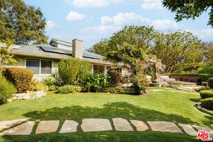 6945 Whitesands Pl in Malibu, CA - Building Photo