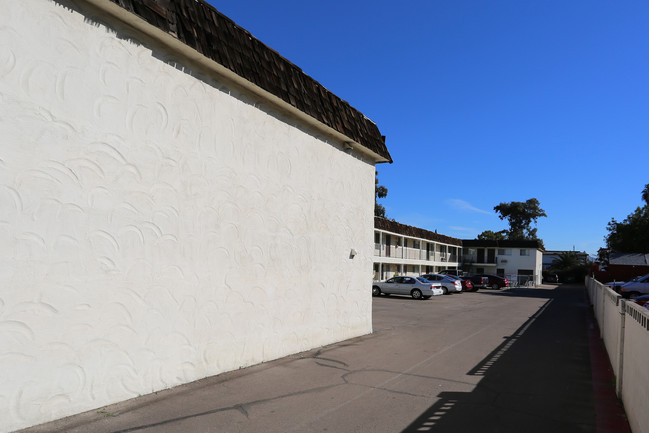 Camelot Apartments in El Cajon, CA - Foto de edificio - Building Photo