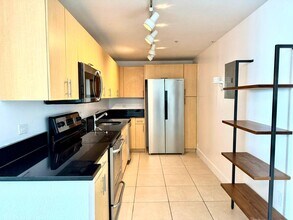 7501 E Treasure Dr, Unit 2L in North Bay Village, FL - Building Photo - Building Photo