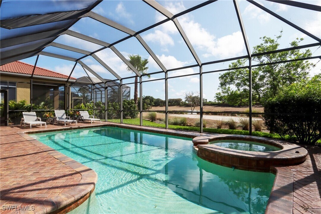 28243 Altessa Way in Bonita Springs, FL - Foto de edificio