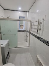 22414 Kingsbury Ave, Unit B in Oakland Gardens, NY - Building Photo - Building Photo