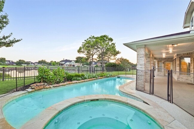 6915 Monarch Lake Ln in Katy, TX - Foto de edificio - Building Photo