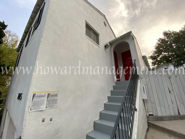 2025 Fox Hills Dr in Los Angeles, CA - Building Photo - Building Photo