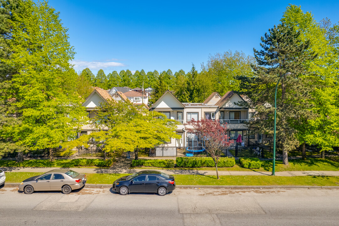 3007 43rd Av in Vancouver, BC - Building Photo