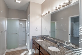 Hunt Club Circle Townhomes in East Amherst, NY - Building Photo - Interior Photo