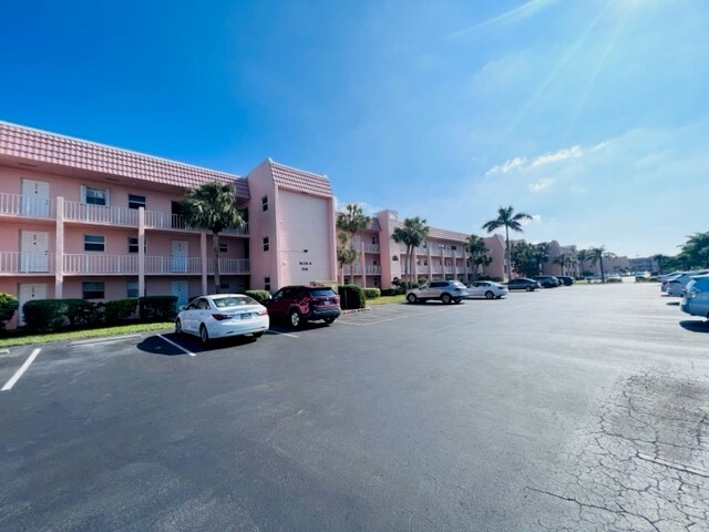 225 Turtle Lake Ct, Unit 210 in Naples, FL - Building Photo