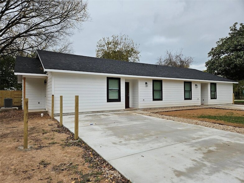 601 Rivers St, Unit A in Smithville, TX - Building Photo