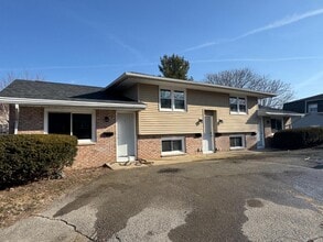 208 Lindell Dr in Normal, IL - Building Photo - Building Photo