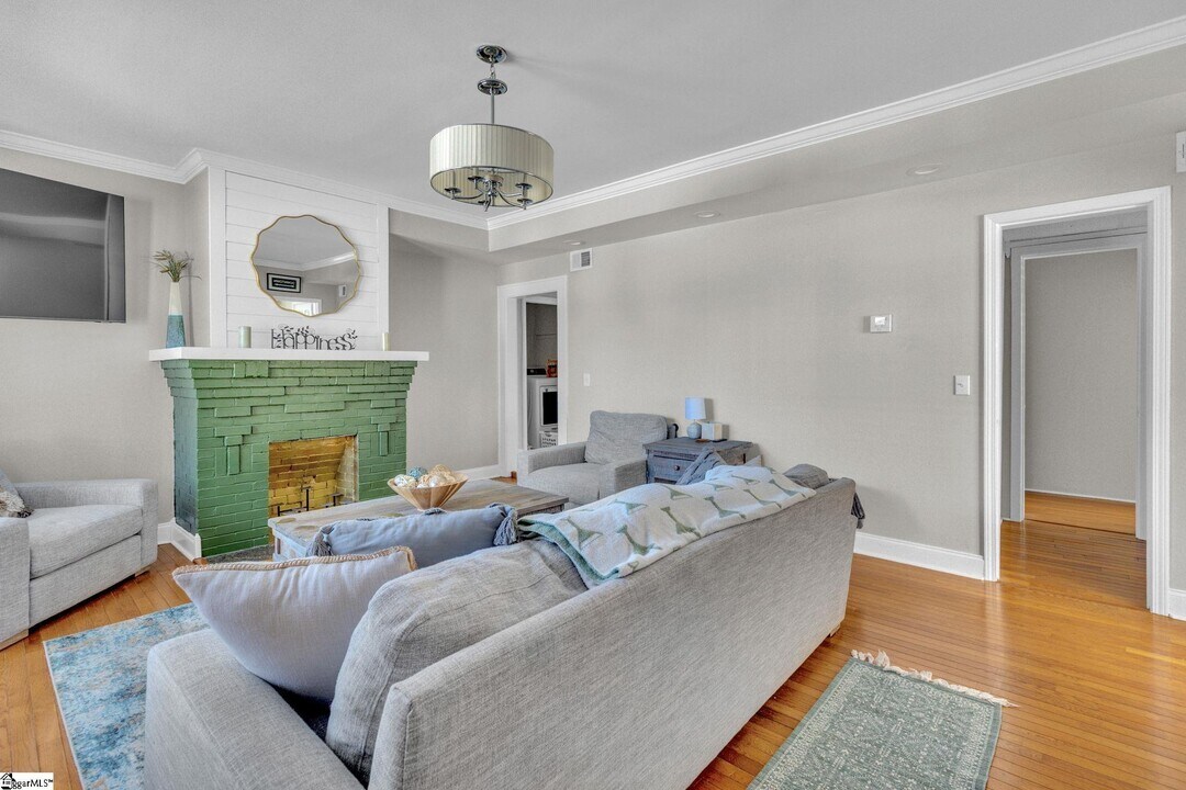 801 E North St in Greenville, SC - Building Photo