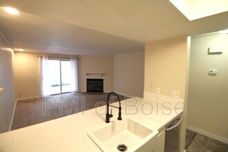 6236 W Coach Royale St in Boise, ID - Foto de edificio - Building Photo