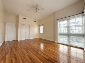 2 E Main St in Oyster Bay, NY - Building Photo - Building Photo