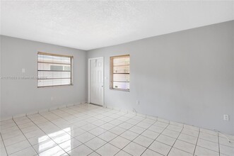 2476 SW 17th St in Miami, FL - Foto de edificio - Building Photo