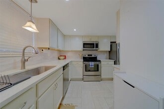 2944 W Bay Dr in Belleair Bluffs, FL - Building Photo - Building Photo