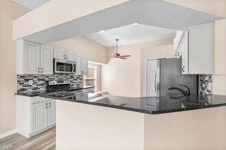 9727 Long Meadow Dr in Tampa, FL - Building Photo - Building Photo