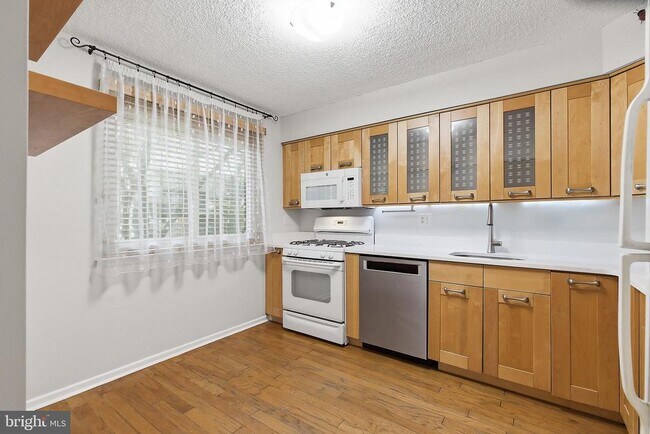 60 Hampshire Dr in Plainsboro, NJ - Building Photo - Building Photo