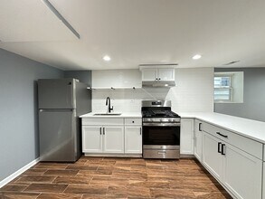 2317 N Keeler Ave, Unit G in Chicago, IL - Building Photo - Building Photo