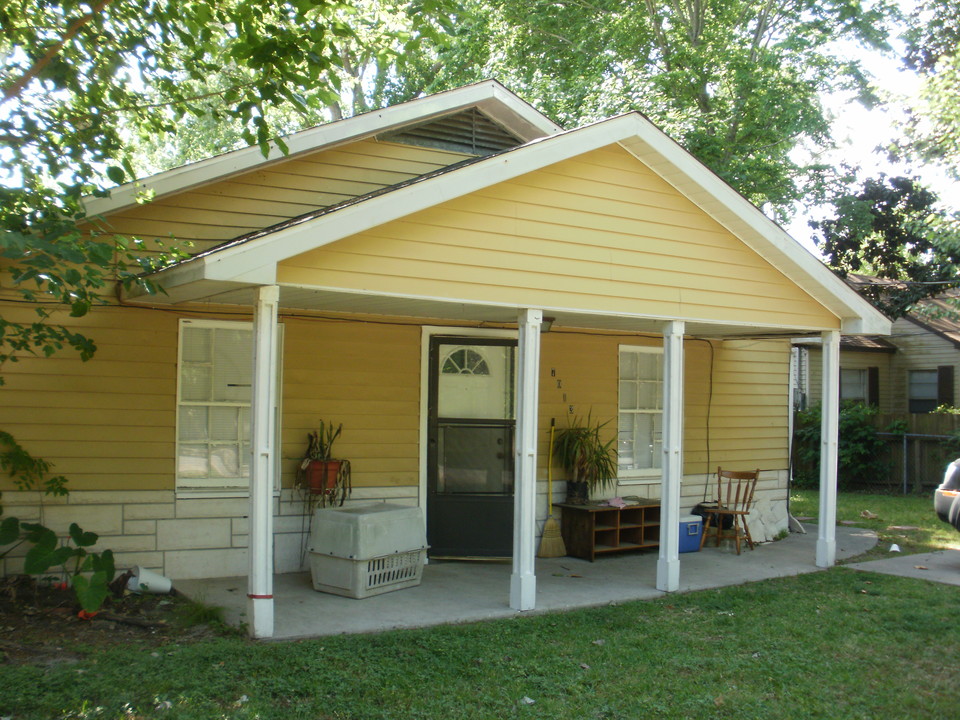 7013 Church Ln in Hitchcock, TX - Building Photo