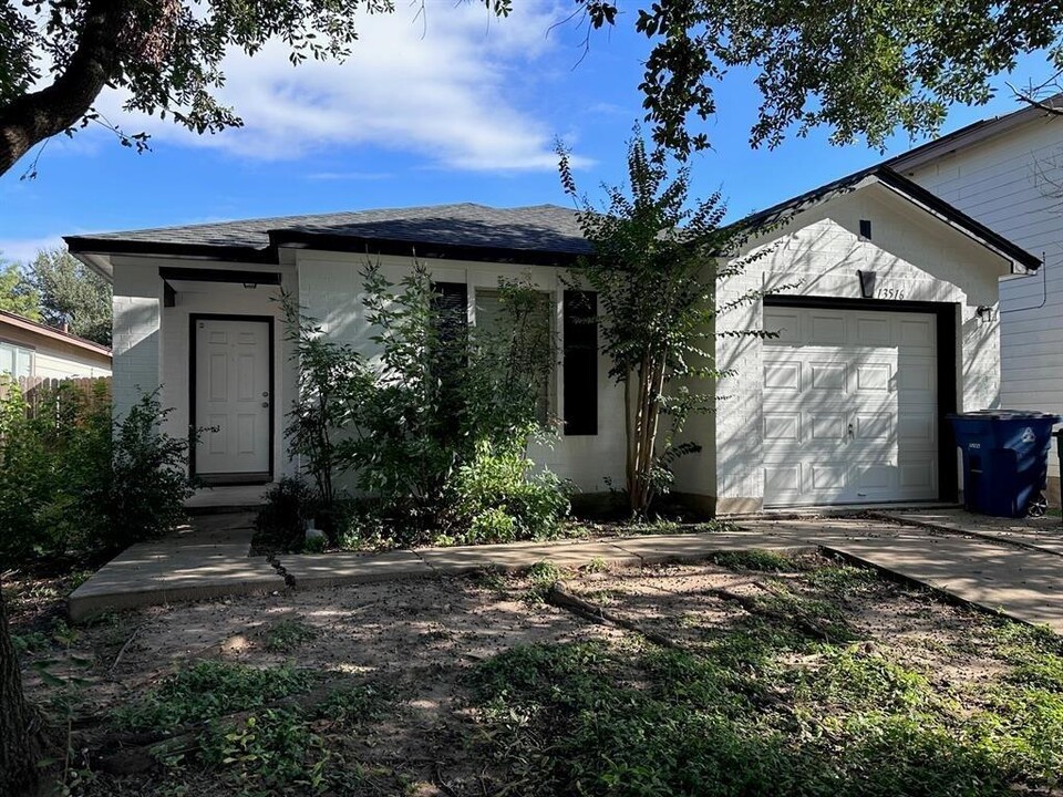 13516 Coomes Dr in Del Valle, TX - Building Photo