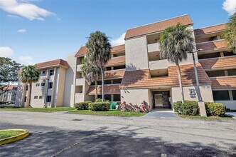 491 Ives Dairy Rd in Miami, FL - Building Photo - Building Photo