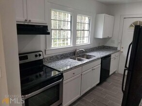 2429 Macon Dr SW in Atlanta, GA - Foto de edificio - Building Photo