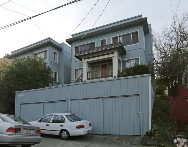 974 Bayview Ave in Oakland, CA - Foto de edificio - Building Photo