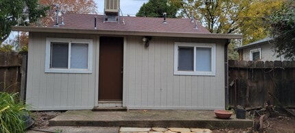 2557 Russell St in Redding, CA - Building Photo - Building Photo