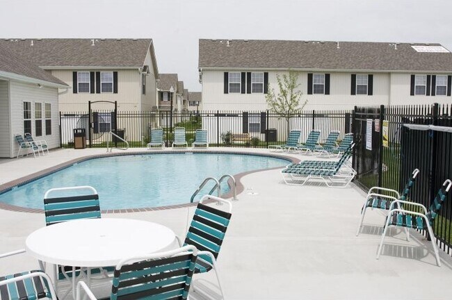 251 NE Adams Dairy Pkwy in Blue Springs, MO - Foto de edificio - Building Photo