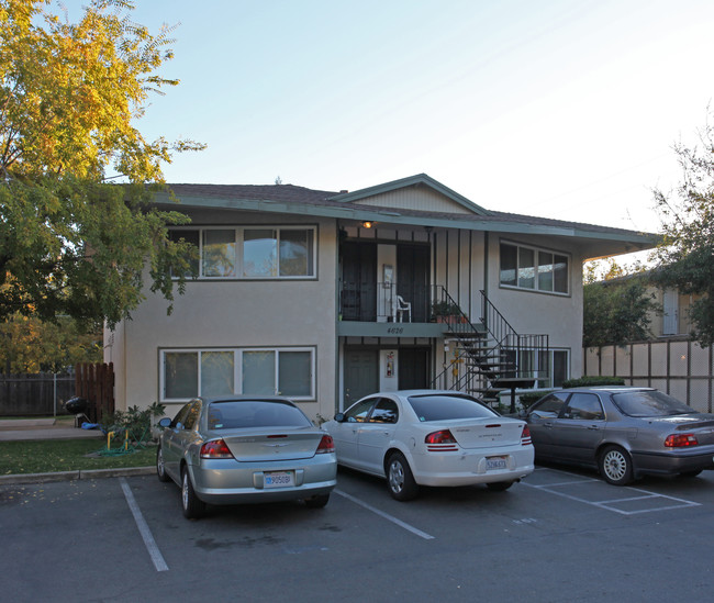 Ashdale Court Apartments in Sacramento, CA - Building Photo - Building Photo