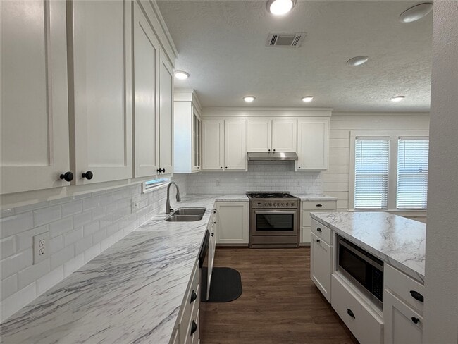 402 W Third St in Brenham, TX - Foto de edificio - Building Photo