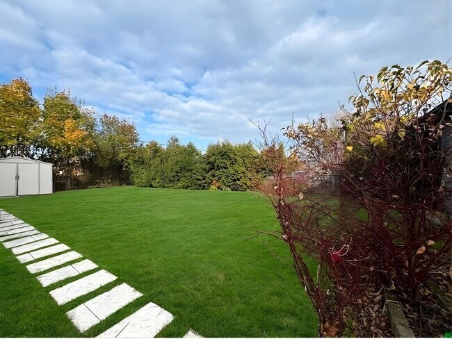 35 Stewart St in Grimsby, ON - Building Photo - Building Photo