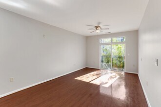 2665 Prosperity Ave, Unit 326 in Fairfax, VA - Foto de edificio - Building Photo