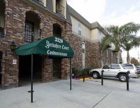 Yorkshire Court Condominums in Metairie, LA - Building Photo - Building Photo